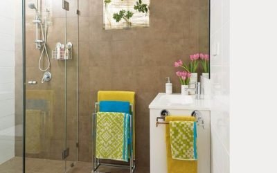 Diseño interior de un baño pequeño sin inodoro.