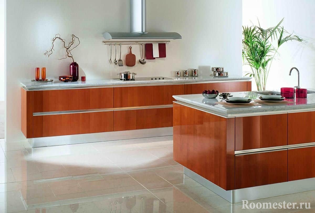 Rummeligt køkken med ø uden hængende skabe