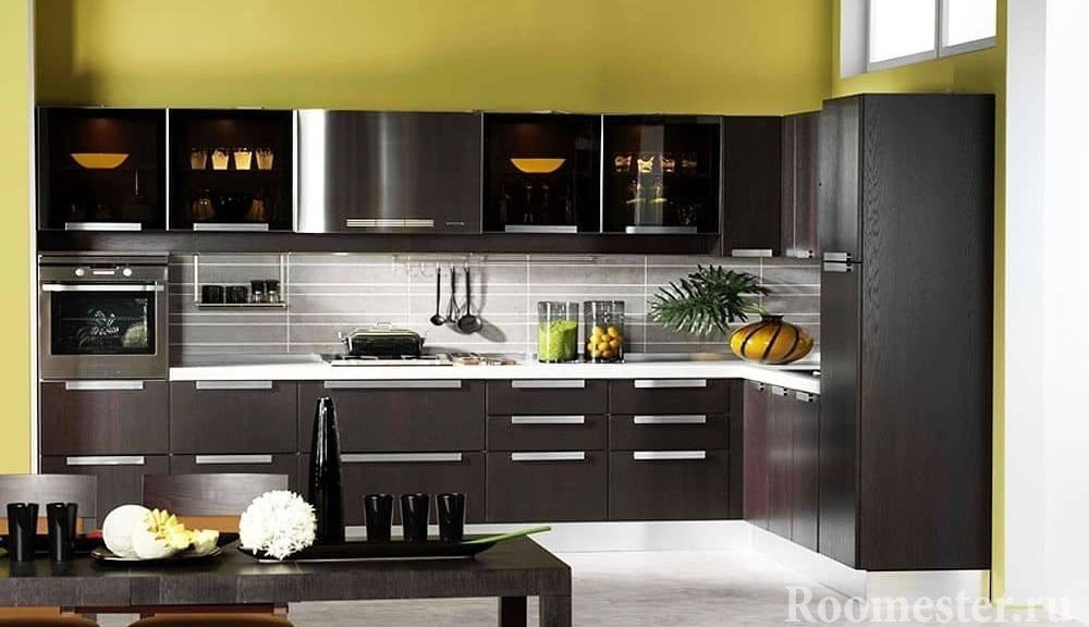 Wenge warna dapur digabungkan dengan dinding pistachio