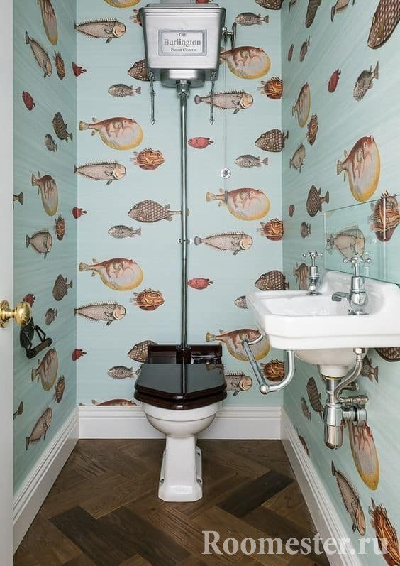 Pequeño baño con papel pintado en las paredes.