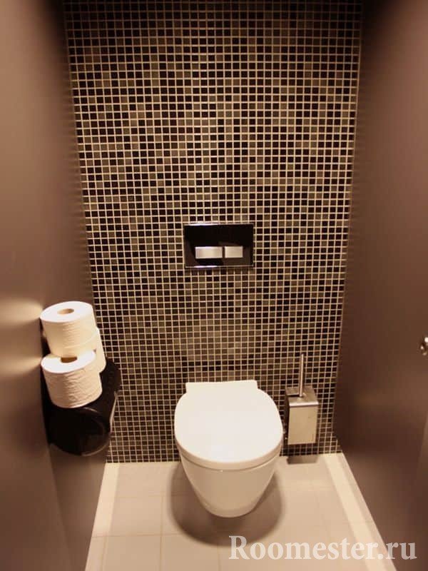 La combinación de paredes con azulejos y pintura en un baño pequeño.