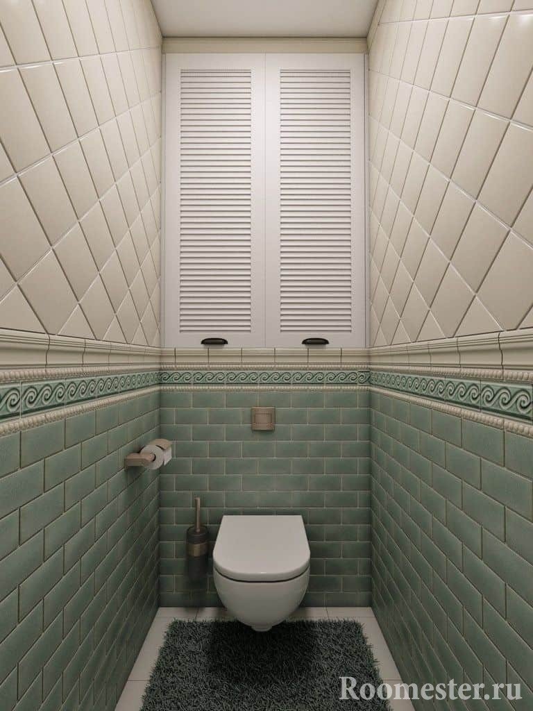Baño pequeño con azulejos y nicho
