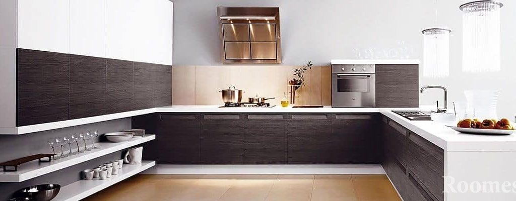Dapur gaya moden hitam dan putih dengan rak rendah untuk menyimpan pasuda