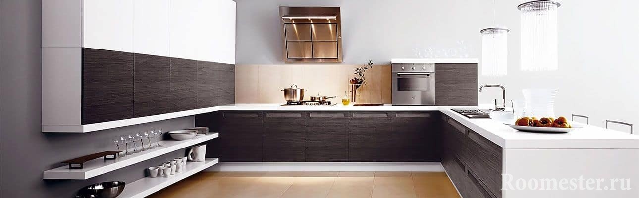 Crno-bijela kuhinja modernog stila s niskim policama za odlaganje pasuda