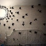 Las mariposas vuelan lejos de la lámpara