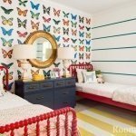 Habitación infantil con mariposas en el fondo de pantalla
