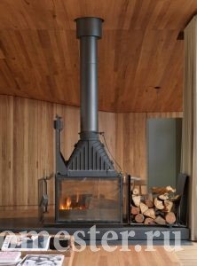 Chimenea en una casa de madera