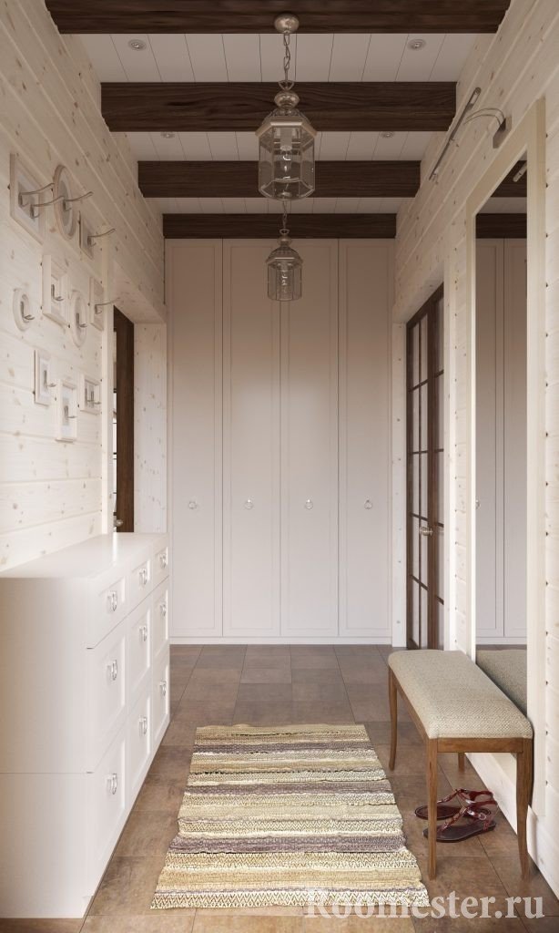 Pasillo blanco en una casa de madera