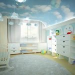 Habitación infantil con interior azul.
