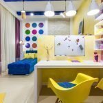 Interior en colores vivos.