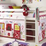 Cama con una casa