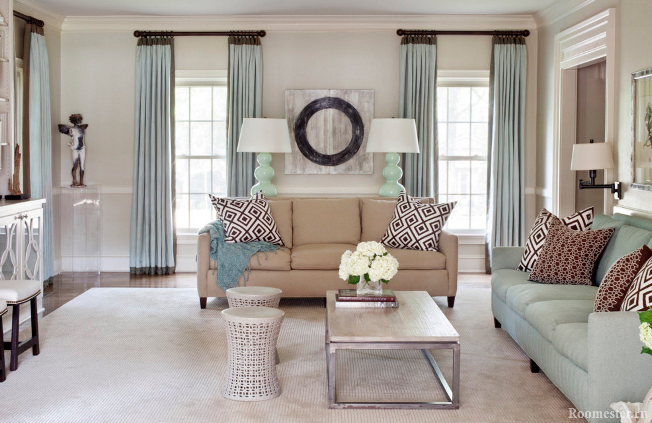 Dva prozora u dnevnoj sobi