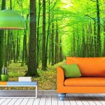 Sofá naranja sobre un fondo verde bosque