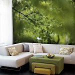 Salón con mural verde