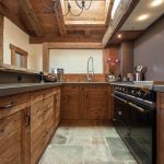 Estilo chalet en el interior de la cocina.