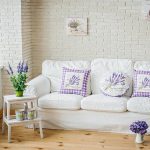 Almohadas decorativas en el sofá