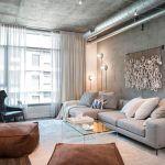 Hall con una ventana de pared completa