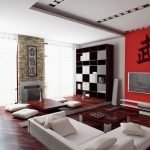 La combinación de parquet oscuro y paredes claras.