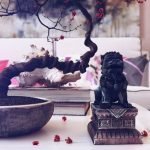 Estatuilla en la mesa