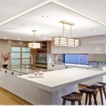 Cocina con muchas ventanas