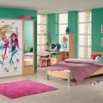 Acentos rosados ​​en un interior verde.