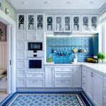 Azulejos azules en una cocina blanca