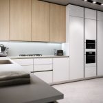 Cocina con armarios colgantes altos