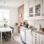 Pared de ladrillo en una cocina blanca