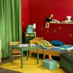 Borgoña y verde en la habitación de los niños.