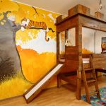 Pintura artística en las paredes de una guardería