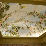 Decoración del techo en el salón.