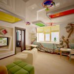 La superficie ideal de techos de varios niveles en la habitación de los niños.