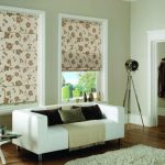 Sala de estar con un ejemplo de cortinas en las ventanas.