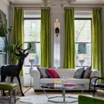 Sala de estar con cortinas verdes
