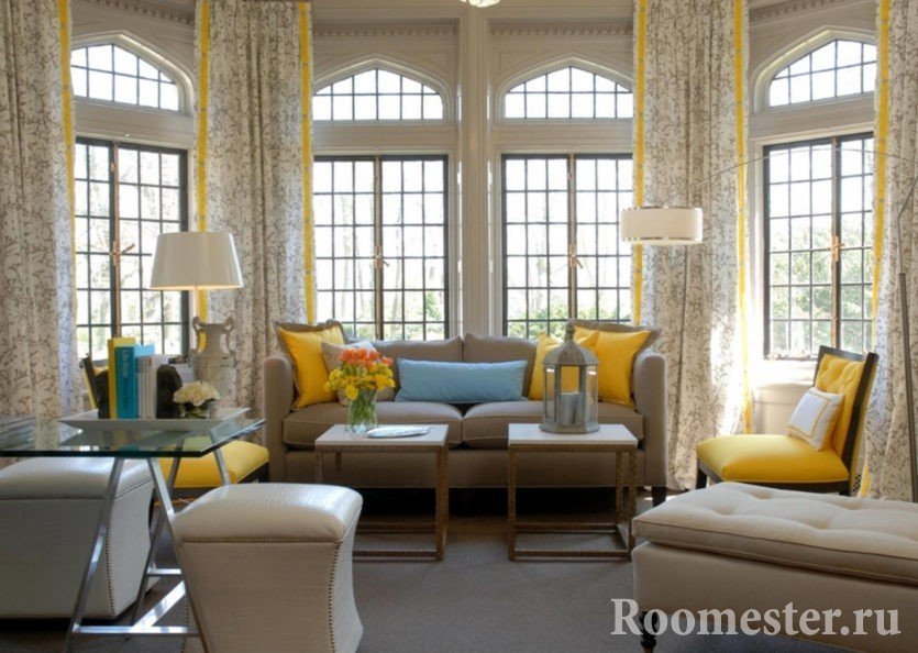 Žute zavjese u dnevnoj sobi