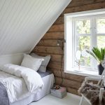 Cama bajo la pendiente del techo