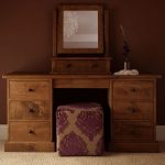 Muebles de madera natural para el dormitorio en estilo francés.