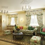 La combinación de muebles y cortinas.