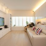 Sala de estar con un gran ventanal