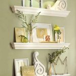 Elementos decorativos en estantes de paneles