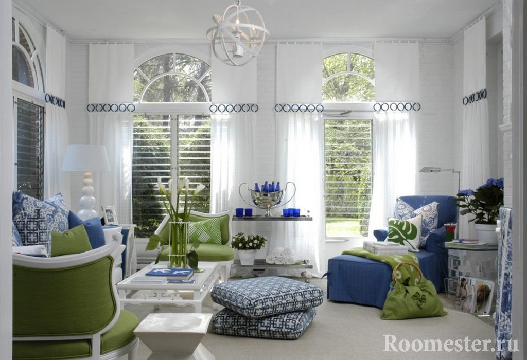 La combinación de menta con tonos de azul en el interior.