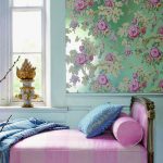 Dormitorio de menta combinado con colores brillantes y delicados.