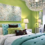 El interior de la habitación en una combinación de colores menta con tonos de azul.