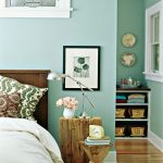 Pisos y muebles de madera en un cuarto de menta