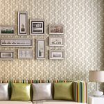 Pared decorada con cuadros.