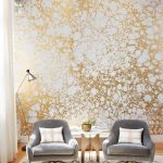Manchas blancas en papel tapiz dorado
