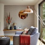 La combinación de muebles de sala y decoración de paredes.