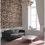 Sala de estar con una ventana alta