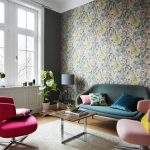 Papel pintado debajo de muebles coloridos
