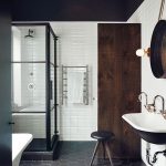 Baño de piso oscuro